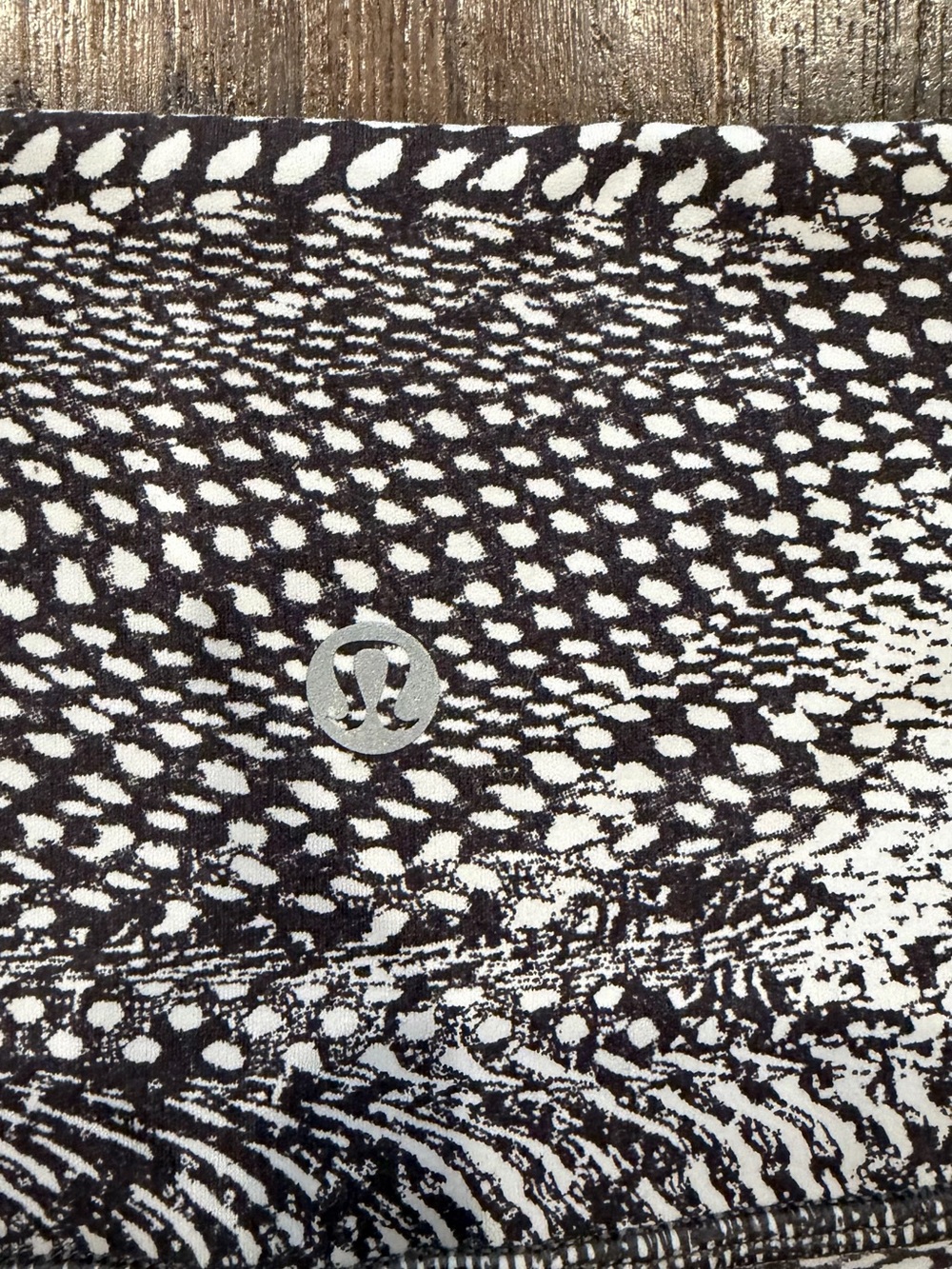 Lululemon Grey Snake Print Women's In Movement Shorts Everlux 2.5" - Size 4 - Picture 4 of 7